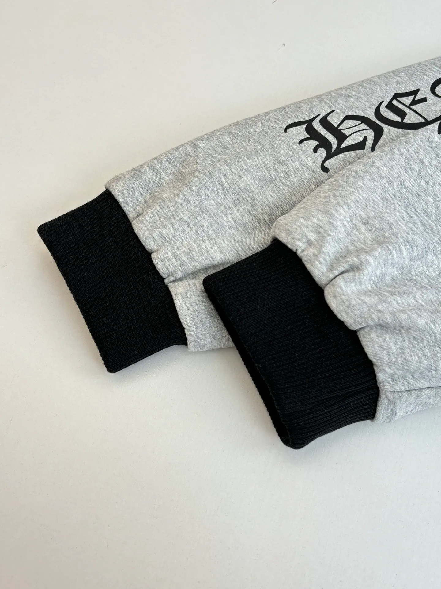 P850 Chrome Heart*/Chrome Heart 25 new style Horseshoe print double-sided hooded cotton jacket. The original domestic spot purchase is 3.98W. The development cost is extremely high. The front is made of jacquard woven fabric. The minimum order quantity is 1000 meters. The other side is gray yarn 260 grams. All developed and customized according to the original version. Refuse to use off-the-shelf wrong fabrics. Four layers of thickness blessing. You can survive the winter in one piece (one layer of gray knitted lining, two layers of gall fabric, and one layer of down cotton) Size：S/M/L
